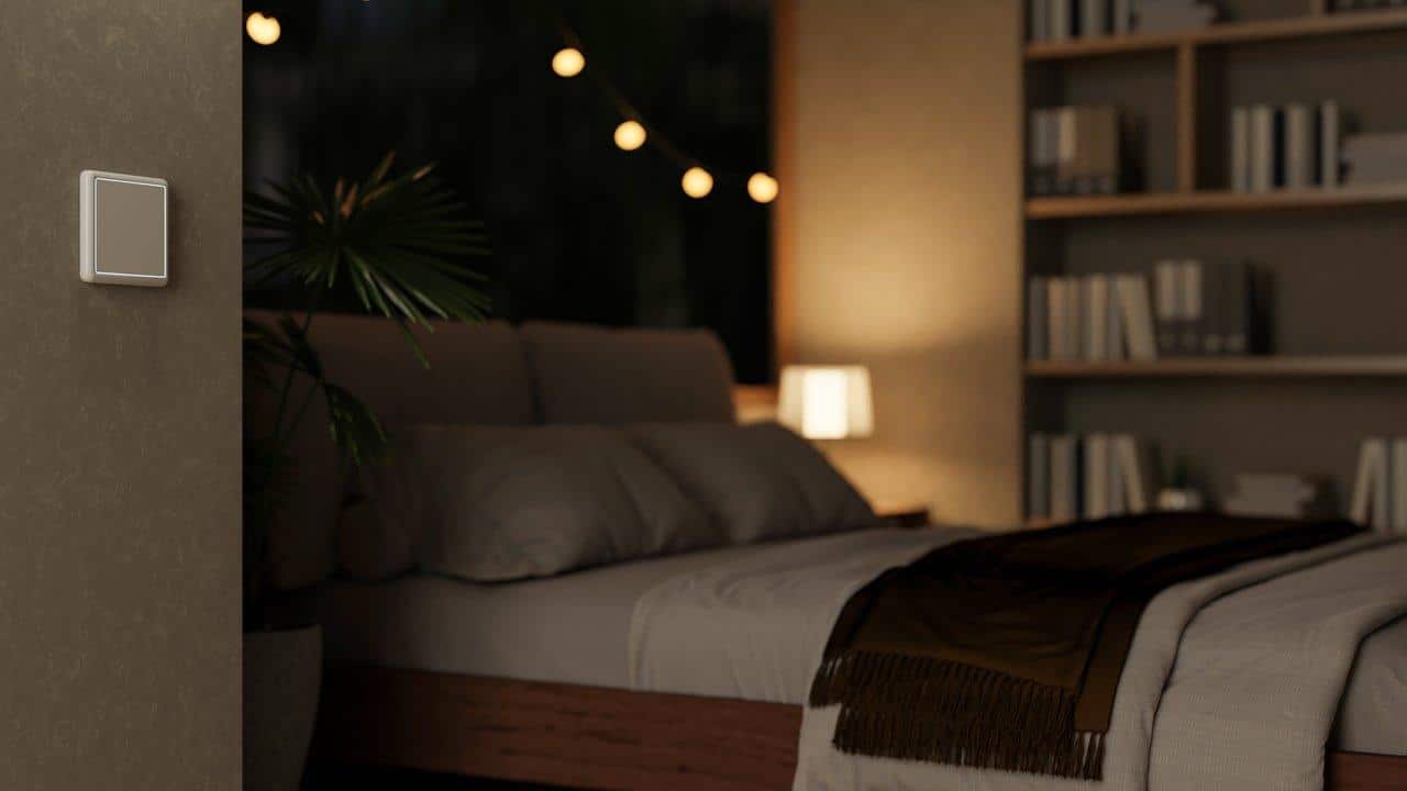 Ambiance cozy bedroom night avec tisane, lavande et lumière tamisée pour un sommeil paisible.