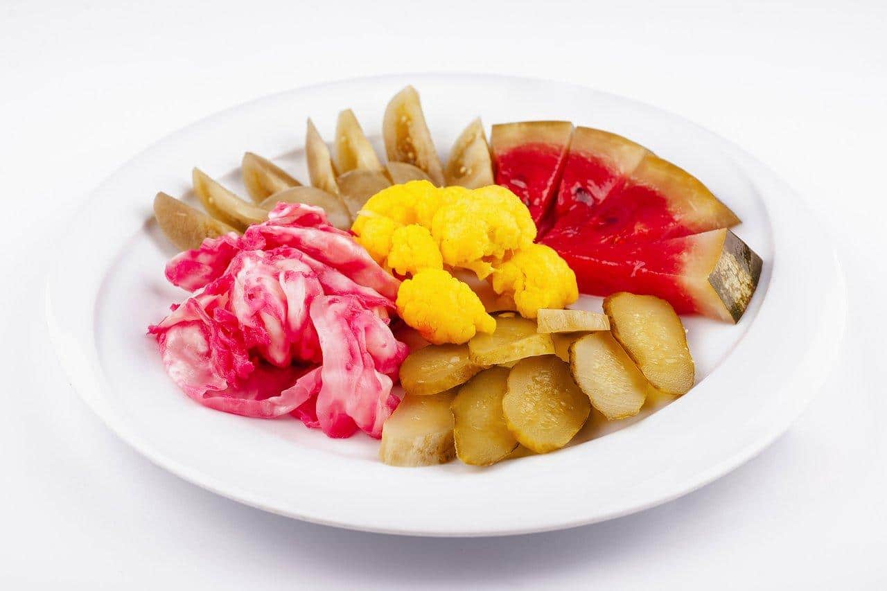 Assiette de foods fermentables colorés, idéale à éviter en cas de digestion difficile.