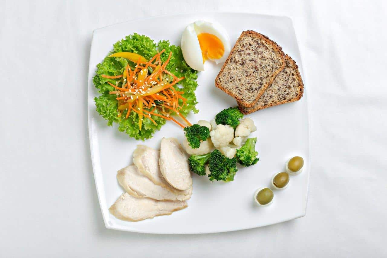 Assiette équilibrée saine avec légumes vapeur, céréales complètes et protéines végétales pour améliorer la digestion.