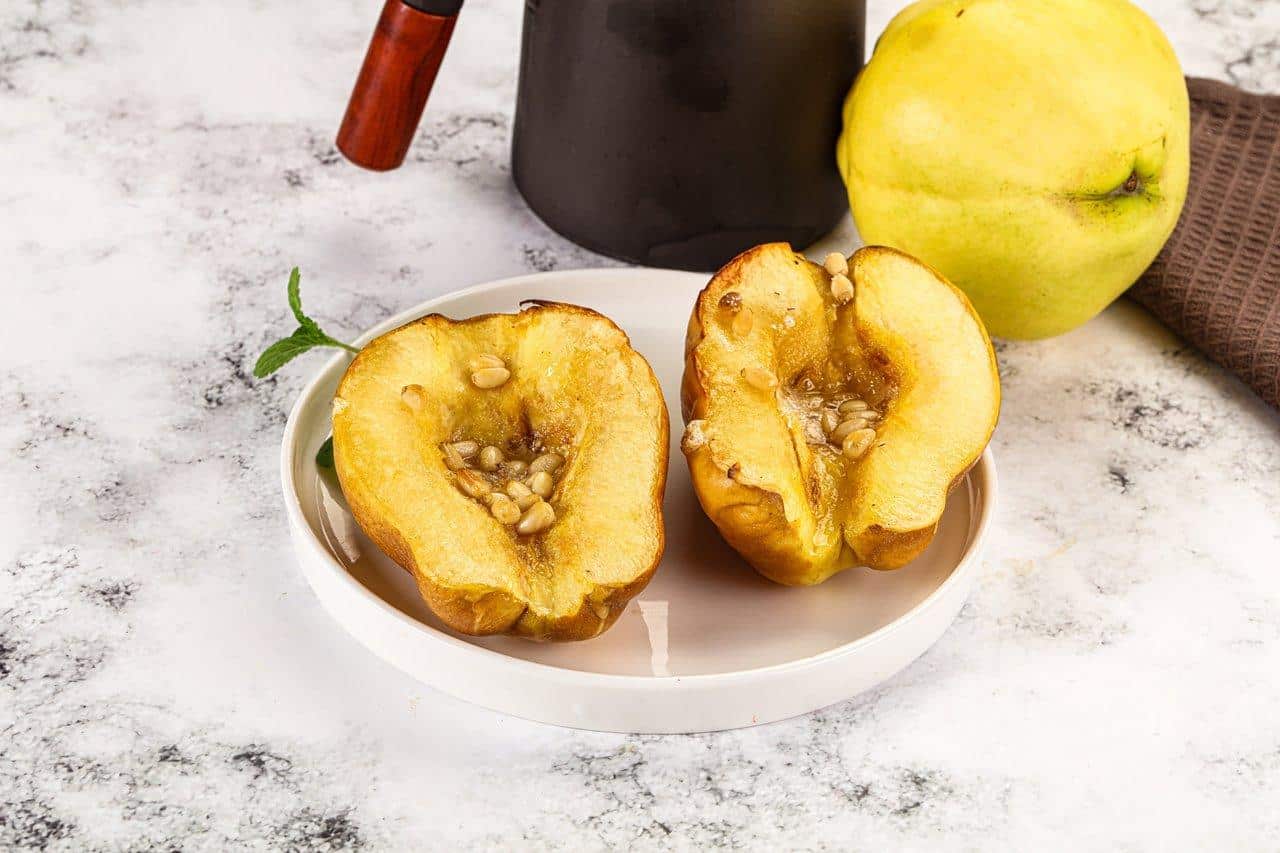 Comparaison visuelle des moitiés de pomme et de poire, illustrant leur texture, couleur et structure interne.
