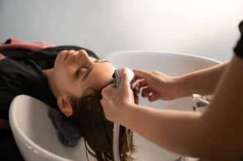 Éviter les erreurs fréquentes dans sa routine capillaire