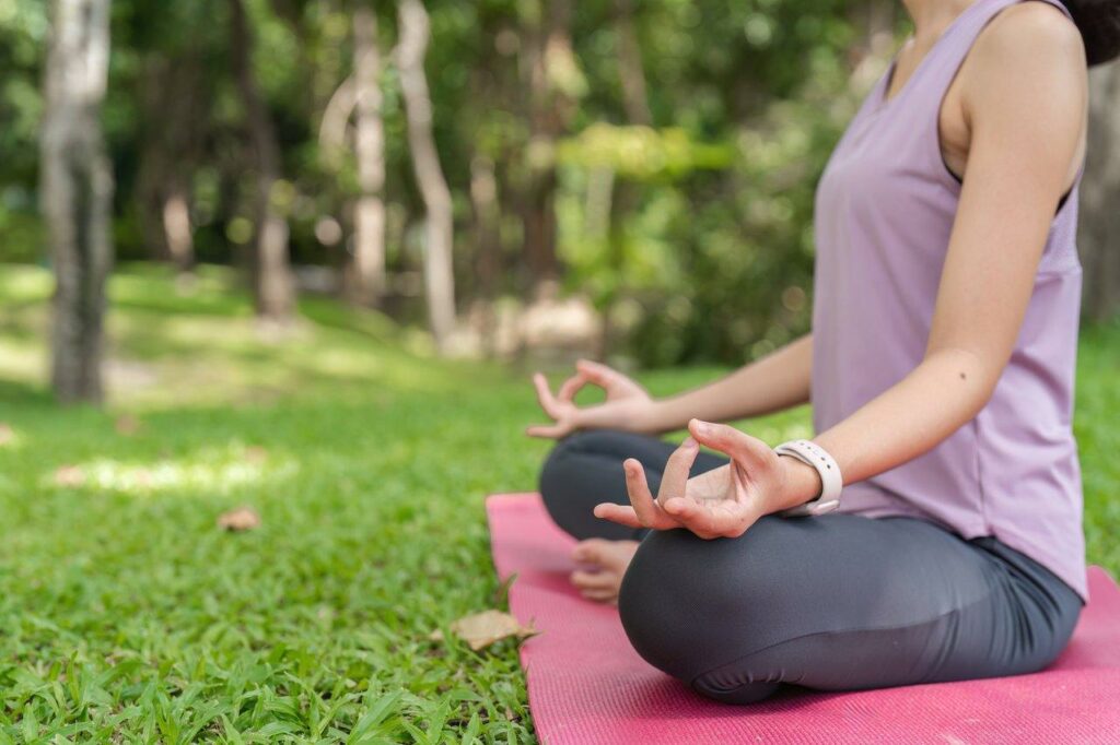 femme pratiquant la méditation pour gérer le stress