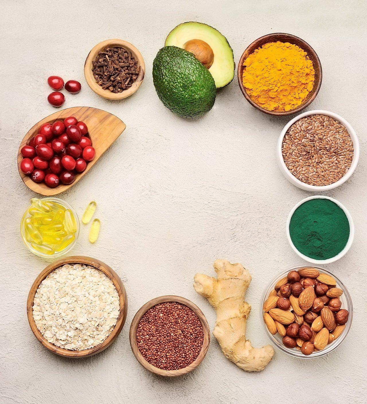 Illustration d'aliments anti-inflammatoires favorisant la gestion douce des allergies saisonnières.