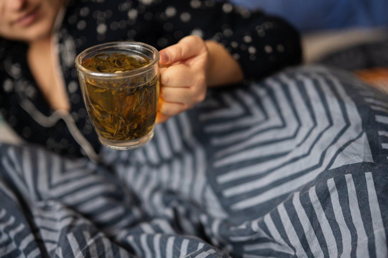 Tisane apaisante aux plantes pour un sommeil naturel, idéale pour une routine bedtime herbal tea.