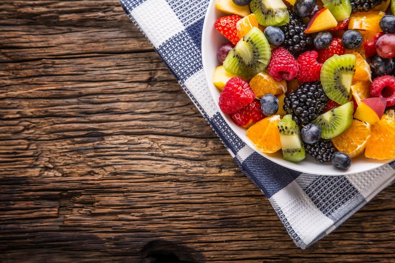 Un bol coloré de fresh fruit bowl, parfait pour une détox naturelle et revitalisante au quotidien.