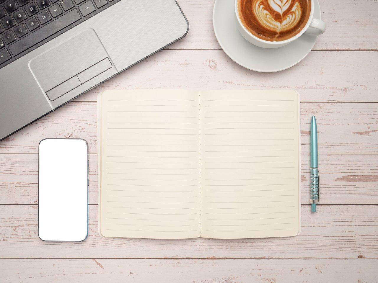 Un workspace with notebook and coffee pour organiser efficacement sa journée et booster sa productivité.