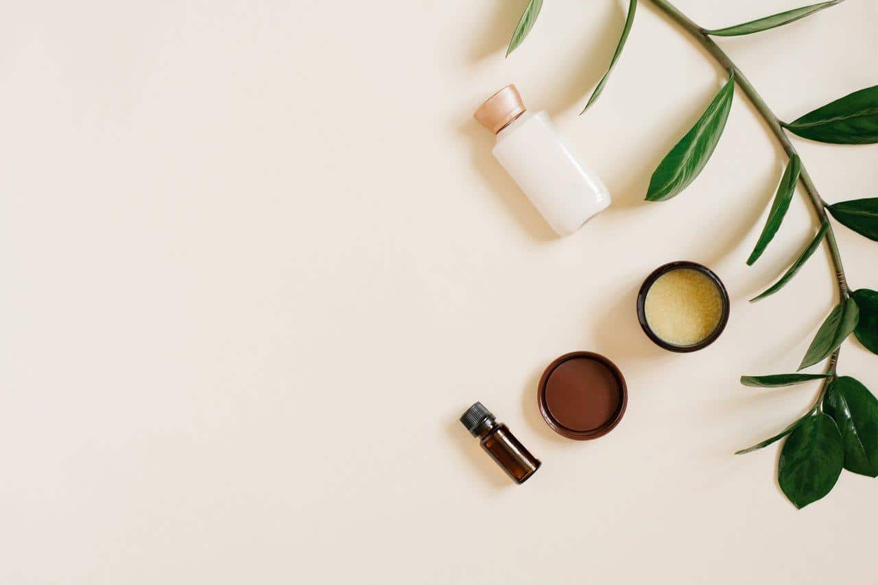Une disposition de soins naturels pour une routine skincare éclatante, fruits frais et huiles végétales en flatlay.