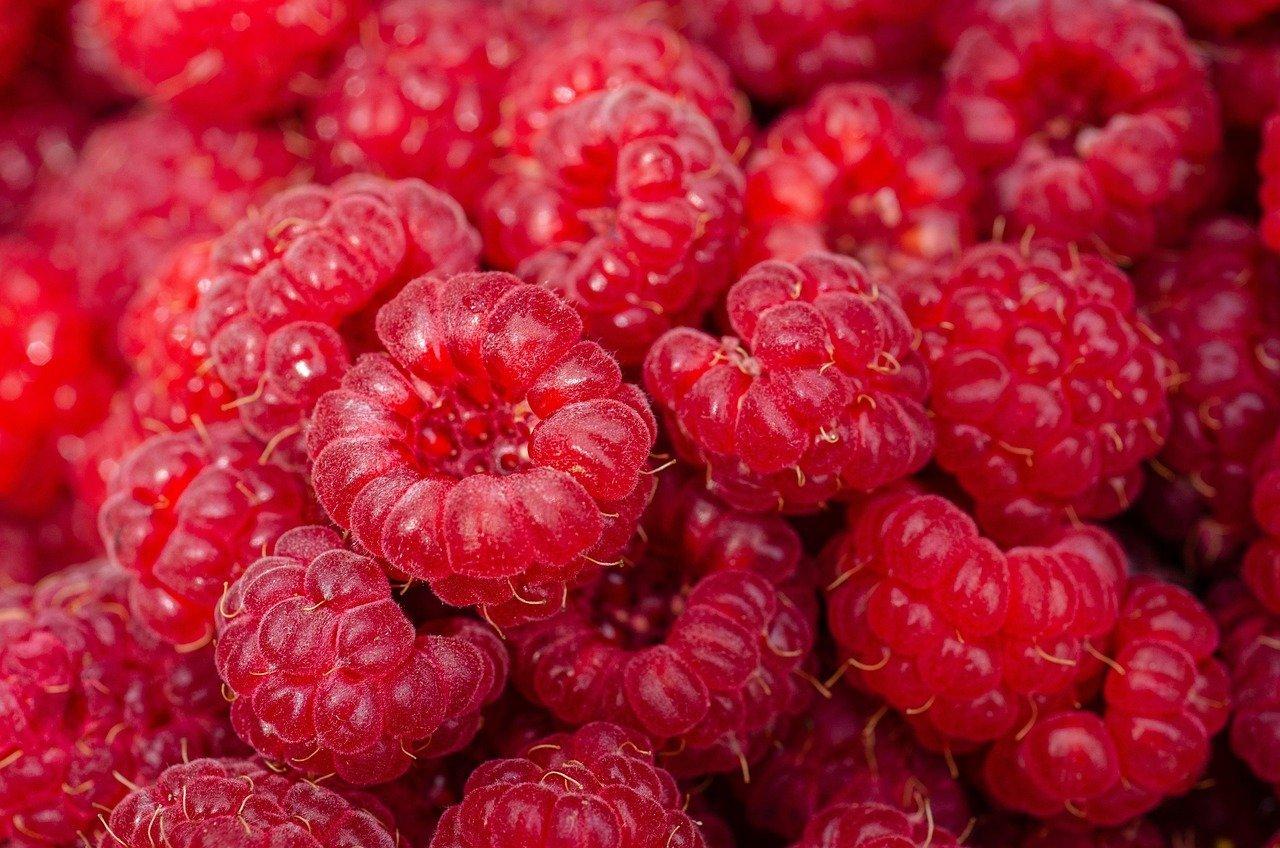 Assortiment de fresh red berries assortment : fraises, myrtilles et framboises fraîches sur une table en bois.