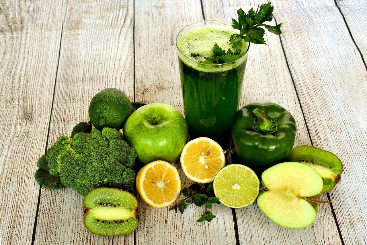 Bol de smoothie vert avec spiruline en poudre et graines de chia, parfait pour une alimentation végétarienne saine.