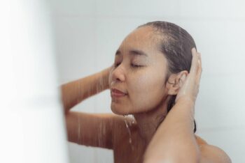 femme-rincant-ses-cheveux-avec-de-leau-claire-apres-la-baignade-pour