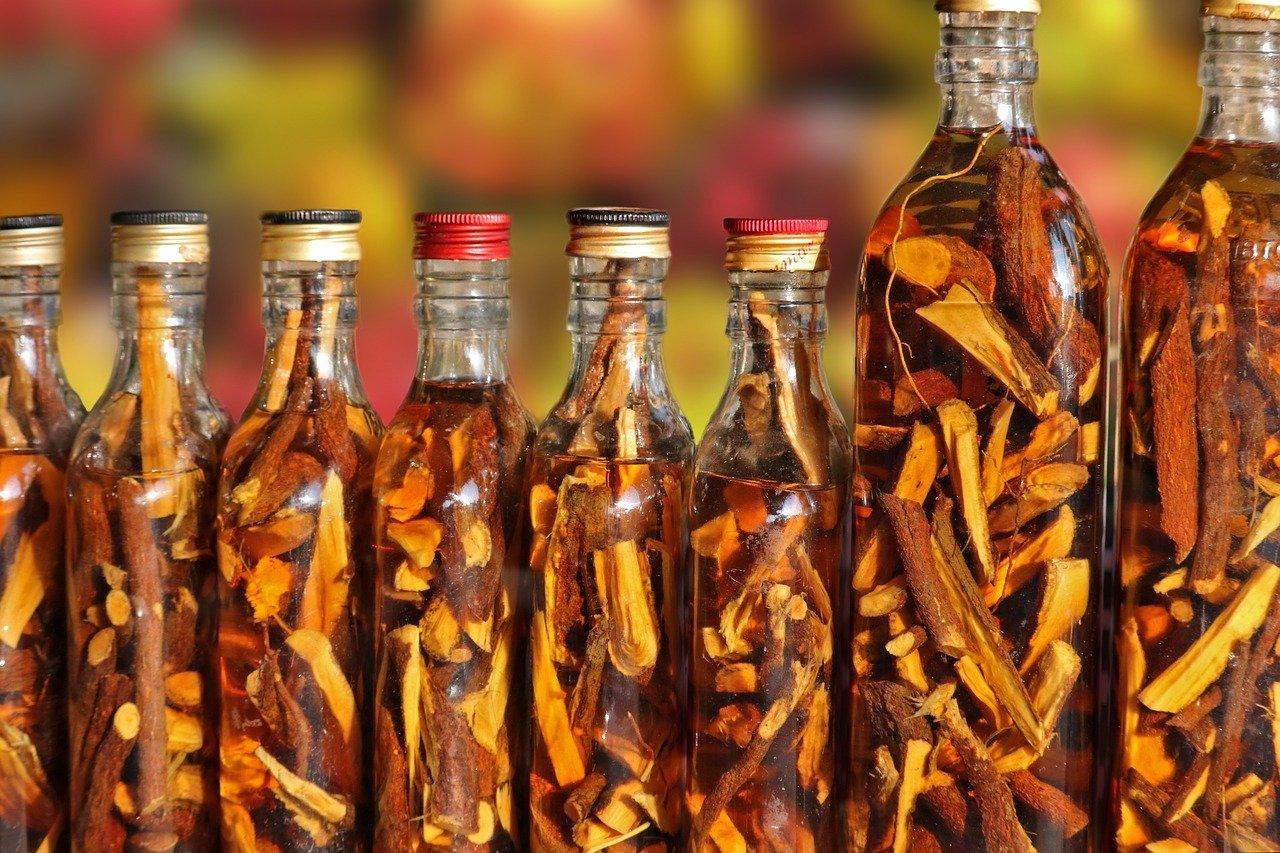 Flacons de Fleurs de Bach remedies bottles alignés, évoquant différentes émotions pour un équilibre émotionnel optimal.