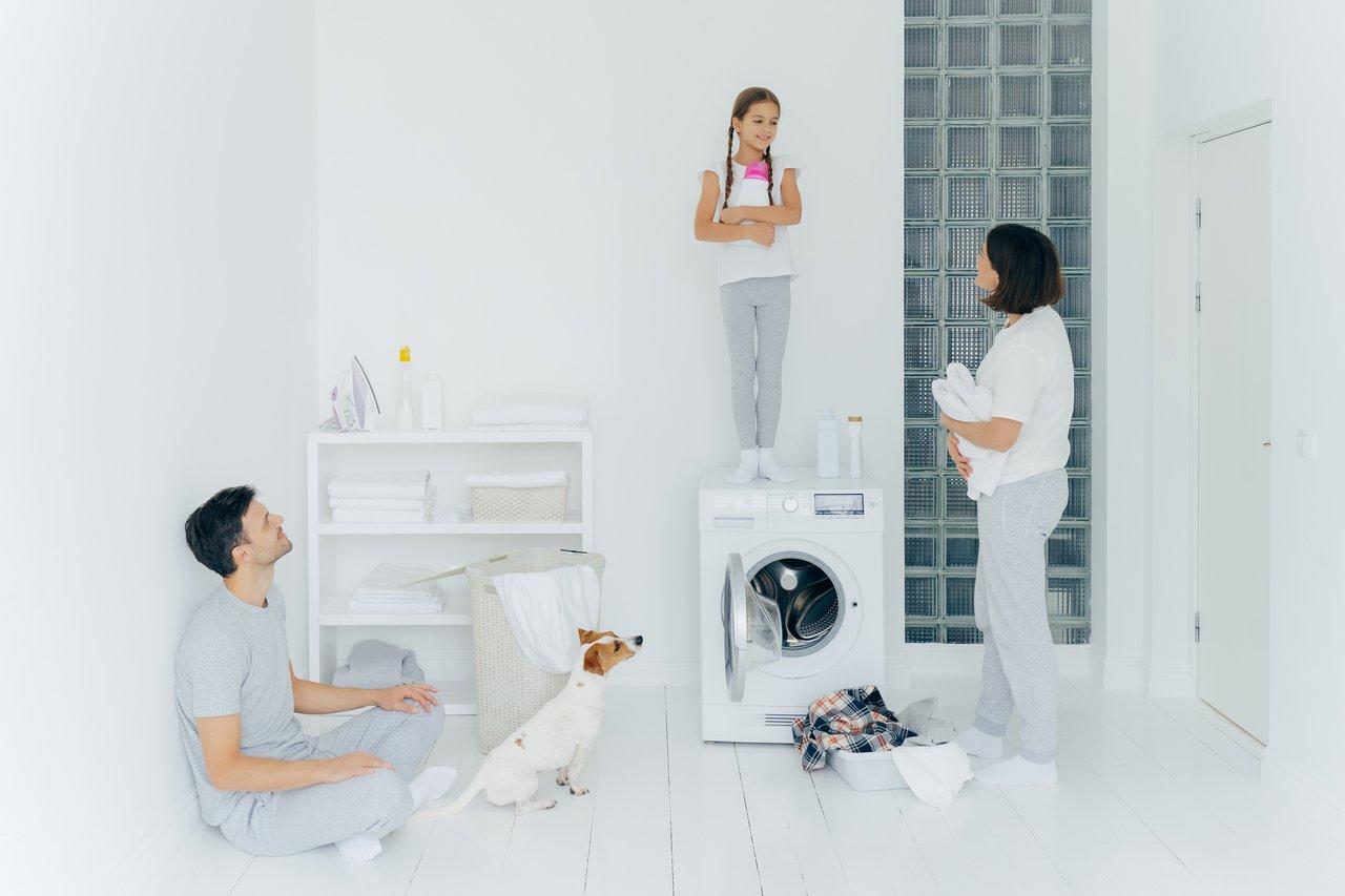 Une famille collaborant aux tâches ménagères, notamment le ménage, pour gagner du temps lors du grand nettoyage.