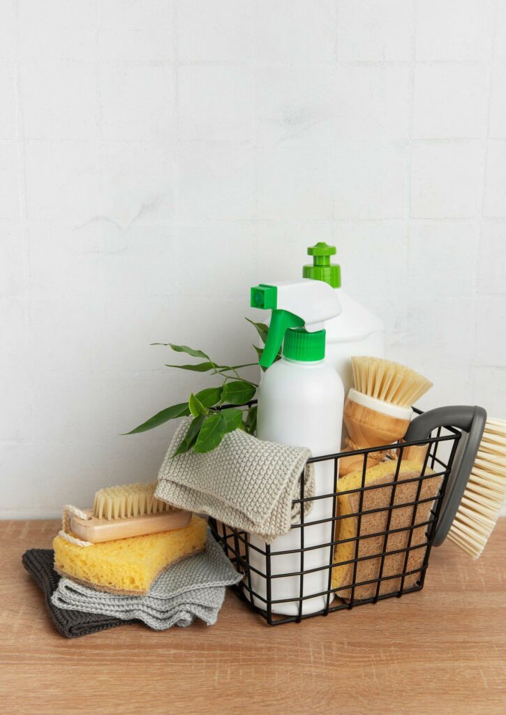 assortiment-organise-de-materiel-de-menage-naturel-pour-une-routine-de menage