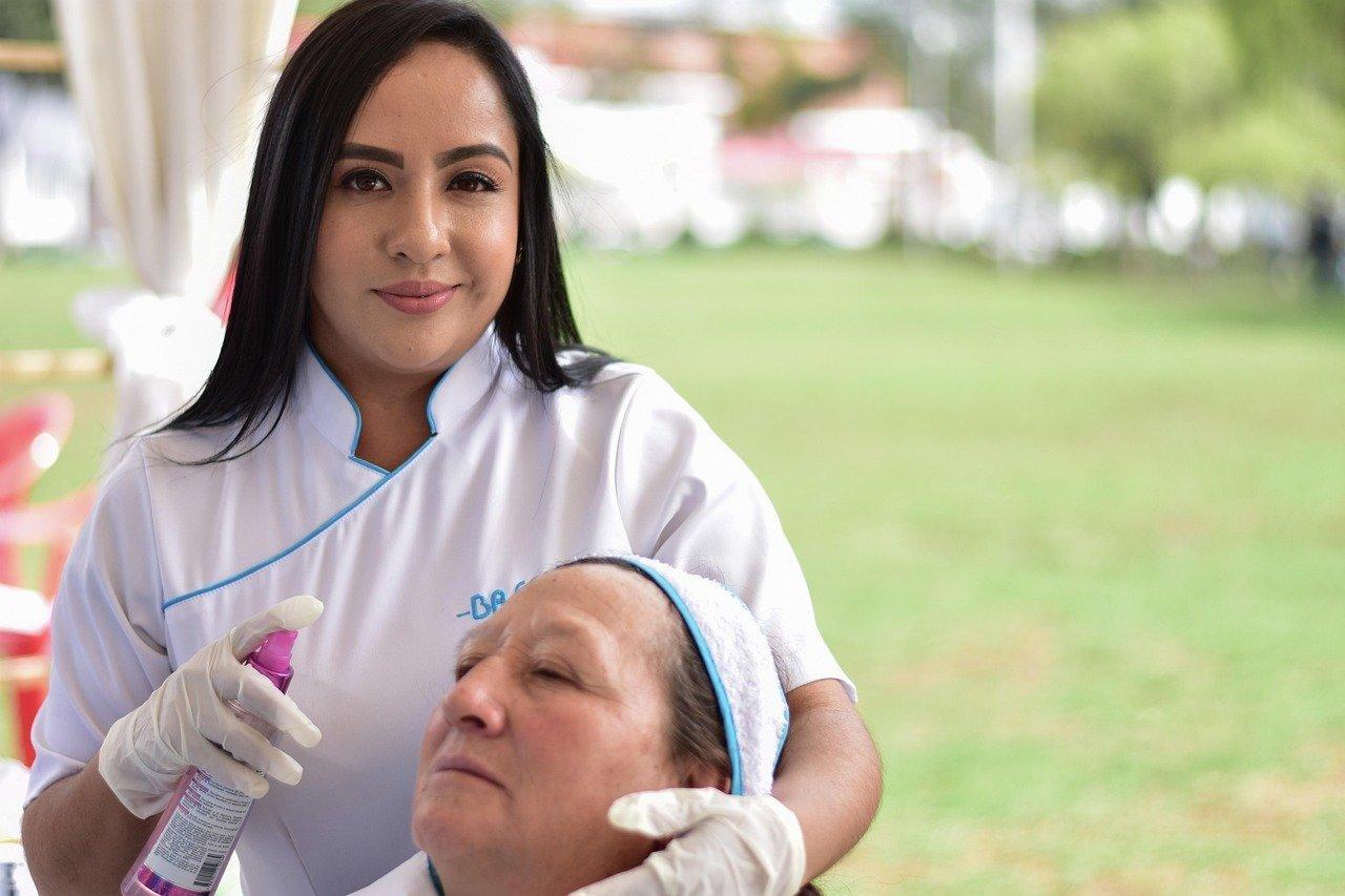 Jeune femme pratiquant un facial self-massage woman pour revitaliser sa peau et réduire le stress.