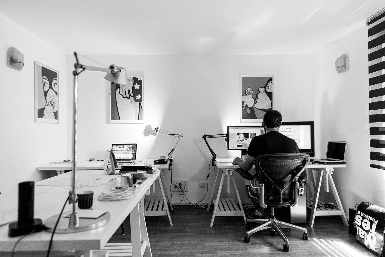 Organisation efficace du home office desk organizer pour une journée de télétravail structurée et productive.