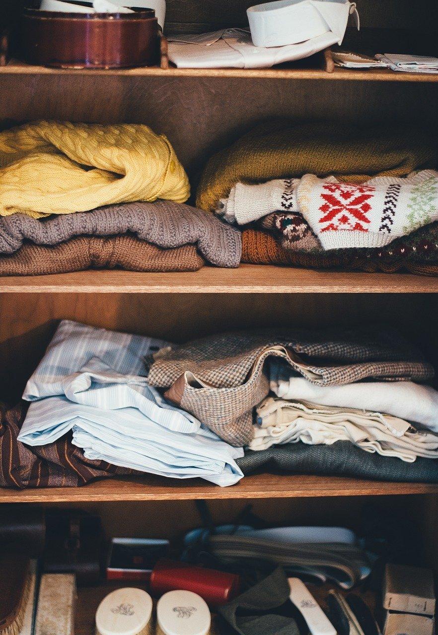 Organisation efficace du tri d’objets par catégorie pour un home decluttering durable dans toutes les pièces.