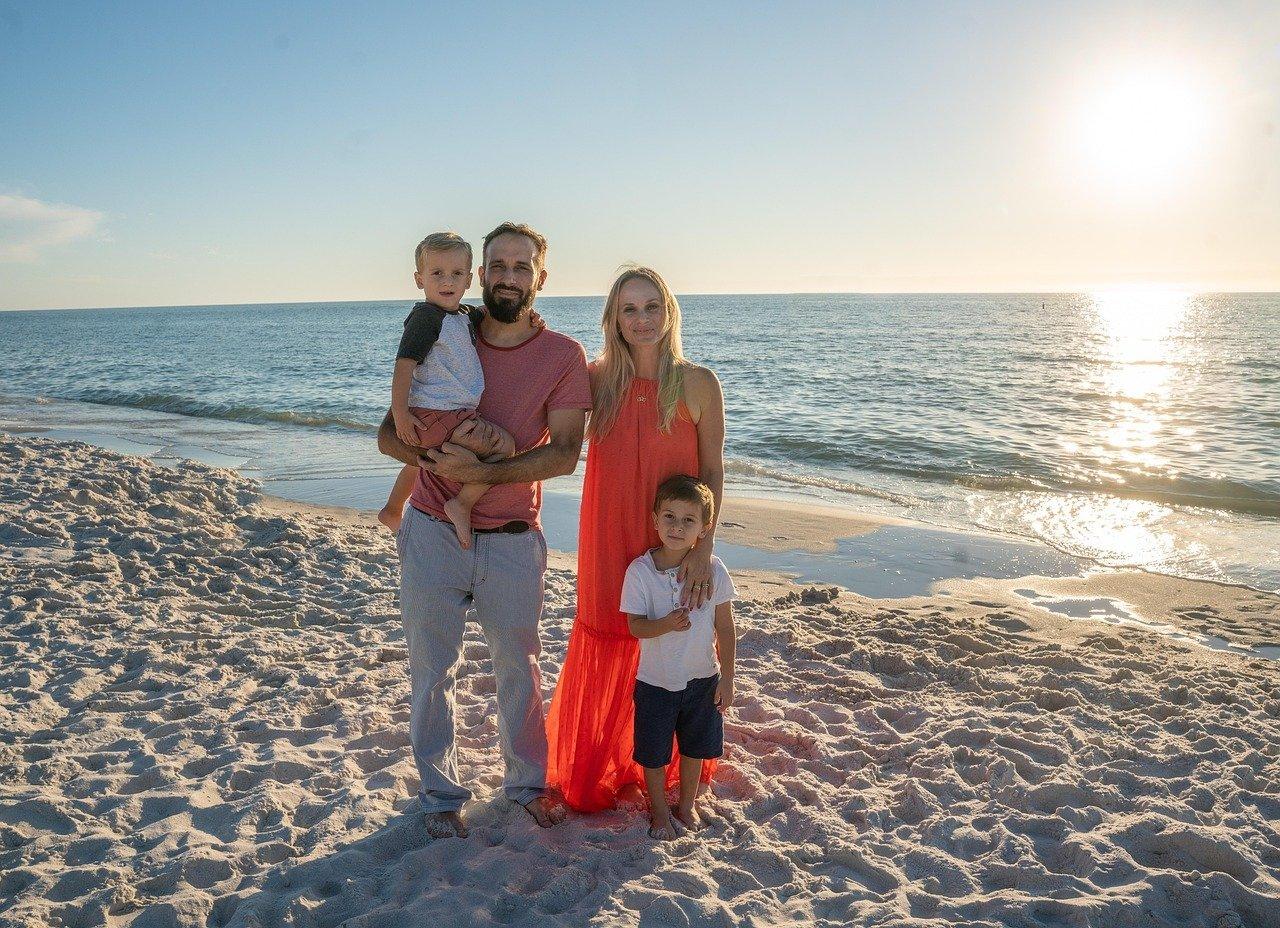 Une famille en teamwork de désencombrement avec enfants pour un intérieur plus organisé et durable.