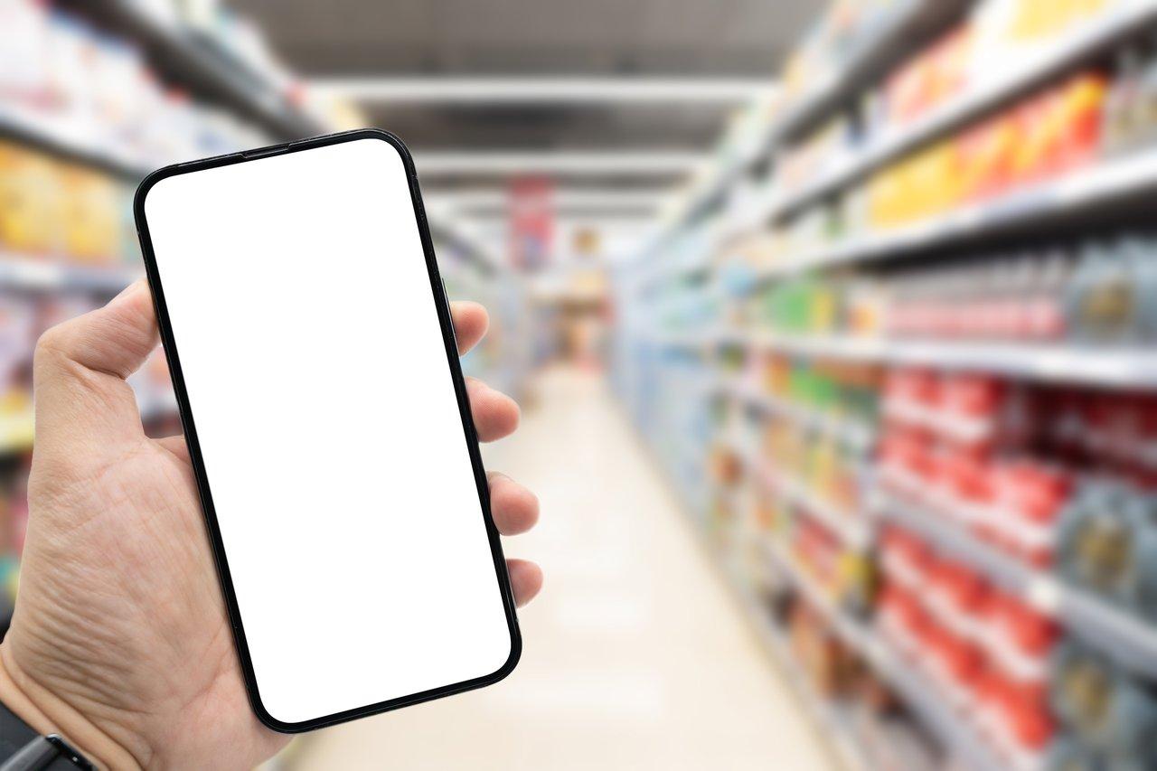 Une liste de courses organisée par catégorie sur smartphone pour mieux planifier ses achats alimentaires.
