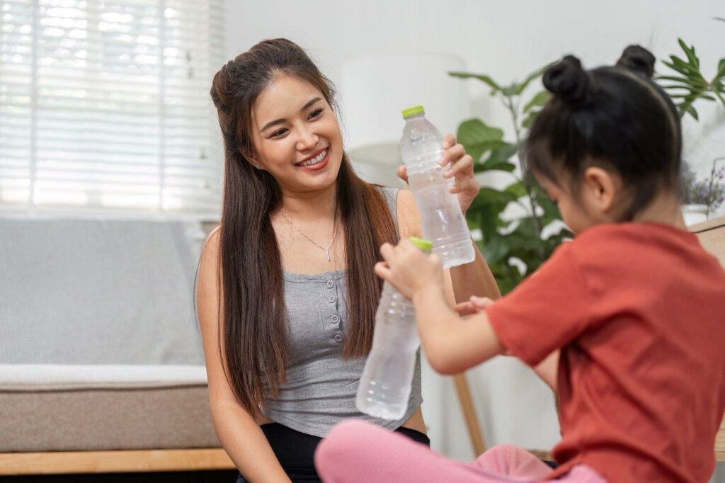une-mere-etudiante-et-sa-fille-profitent-dune-pause-hydratation-dans