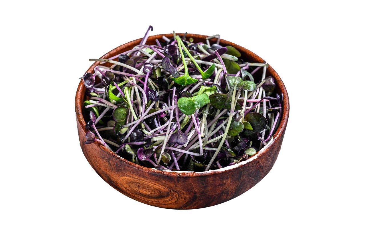 Bol de spiruline et jeunes pousses colorées, une source naturelle de nutriments pour une alimentation saine.