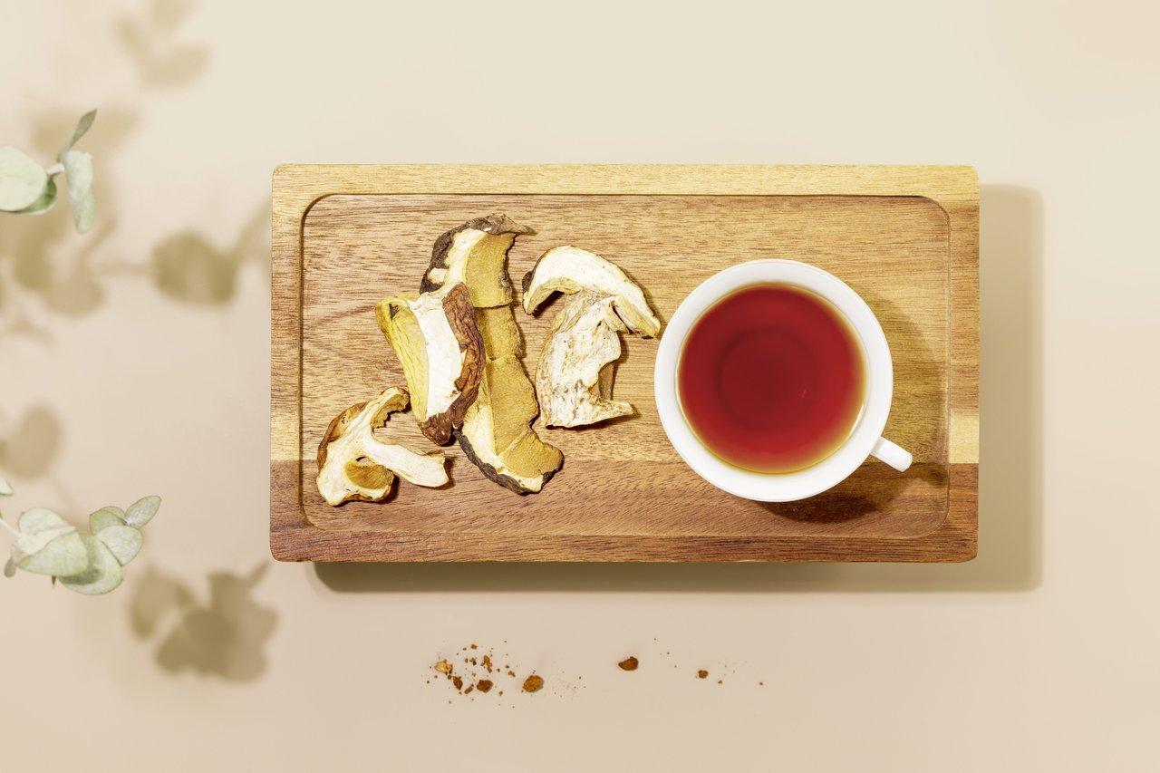 Tisane d’artichaut et bardane pour renforcer l'immunité en hiver, un remède naturel et apaisant.