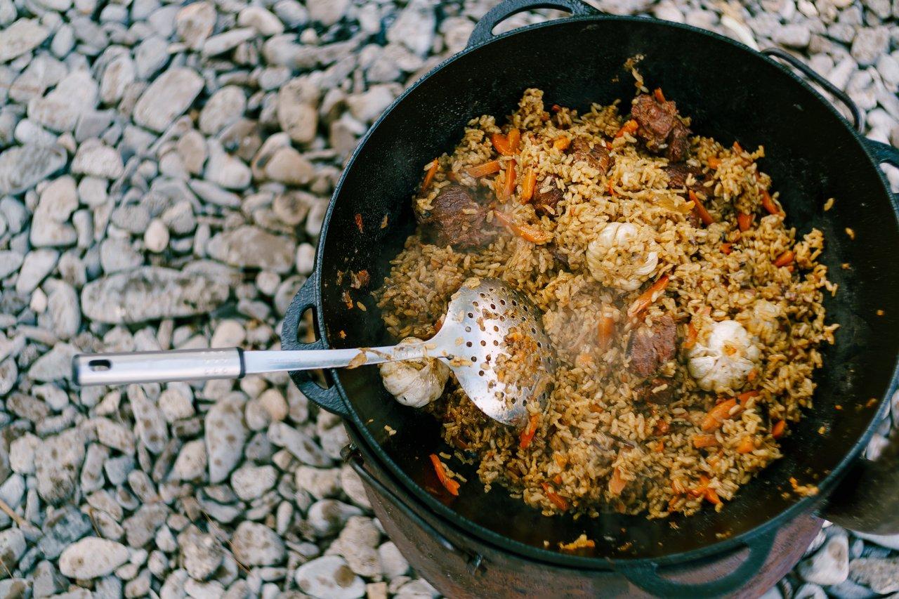 Un délicieux ragoût mijoté dans une casserole en fonte sur une vieille cuisinière.