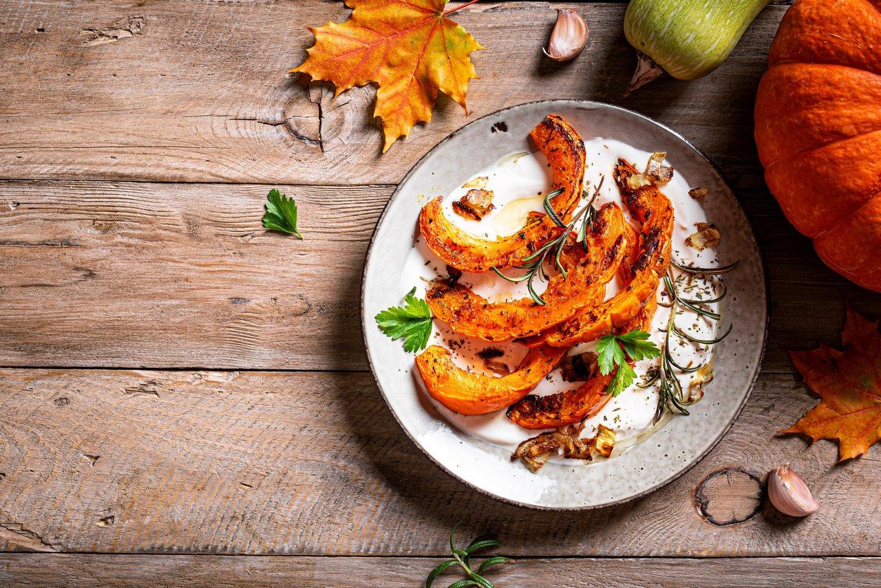Un repas sain d'automne avec courge rôtie, yaourt grec et herbes pour renforcer la santé en saison.