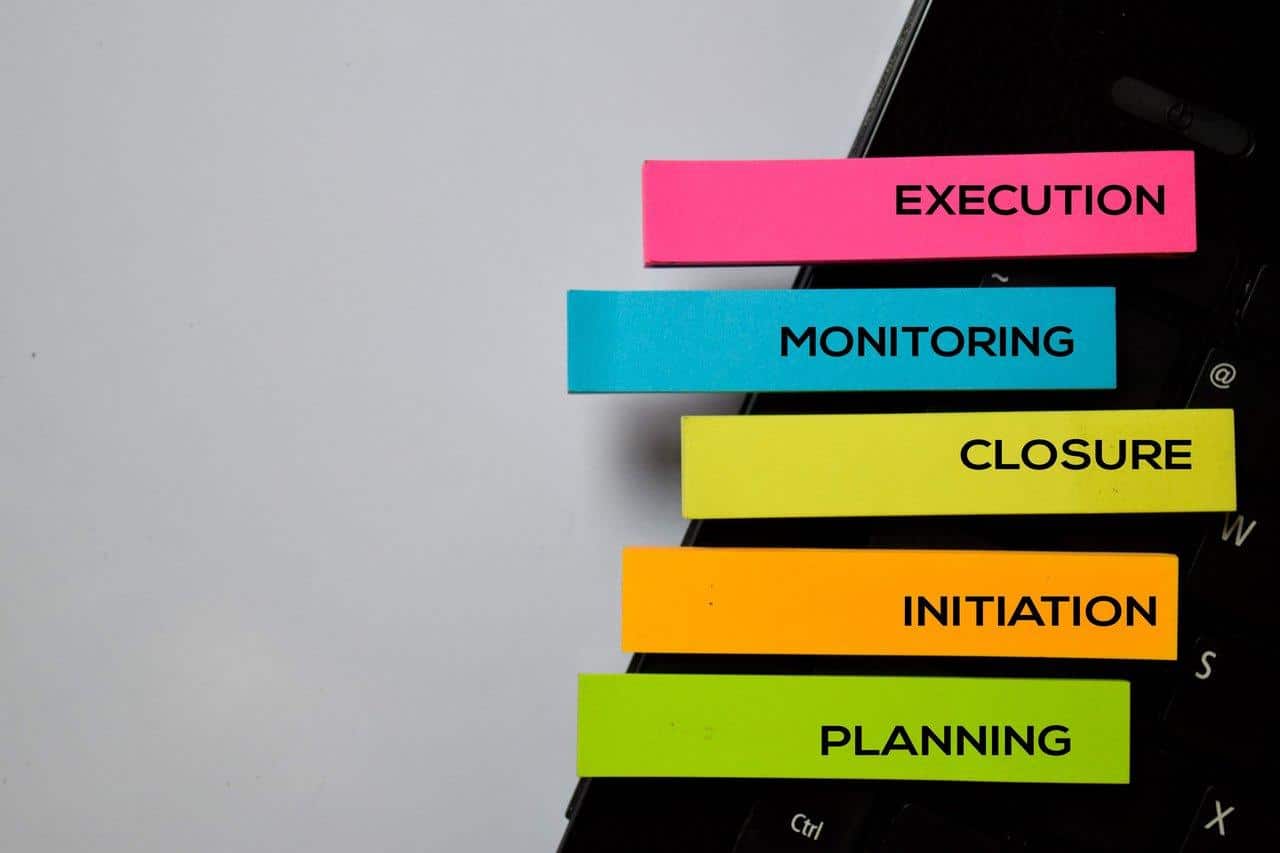Vue rapprochée d'une carte Kanban task board closeup mettant en évidence une tâche prioritaire avec étiquette rouge.