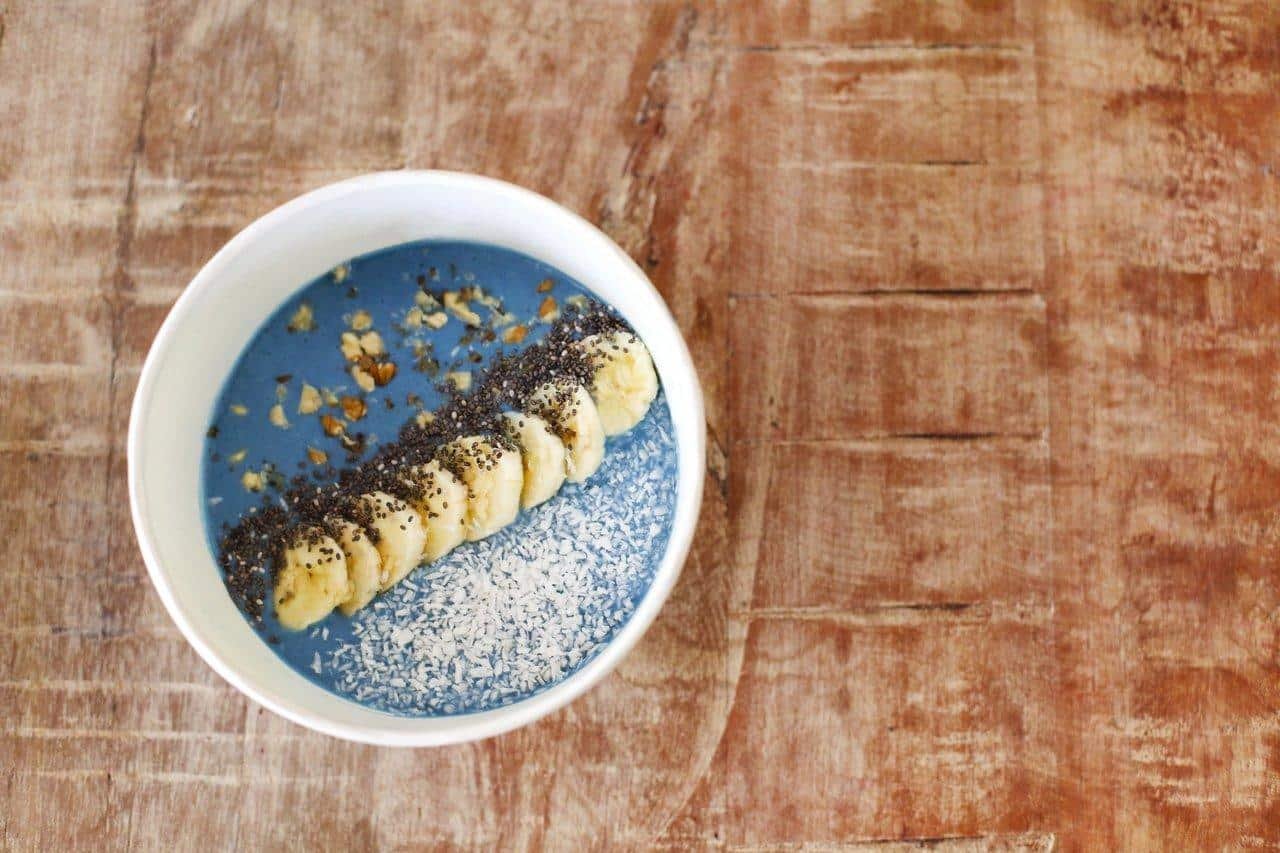 Un energy smoothie bowl aux super aliments : baies de goji, graines de chia, épinards et cacao cru.