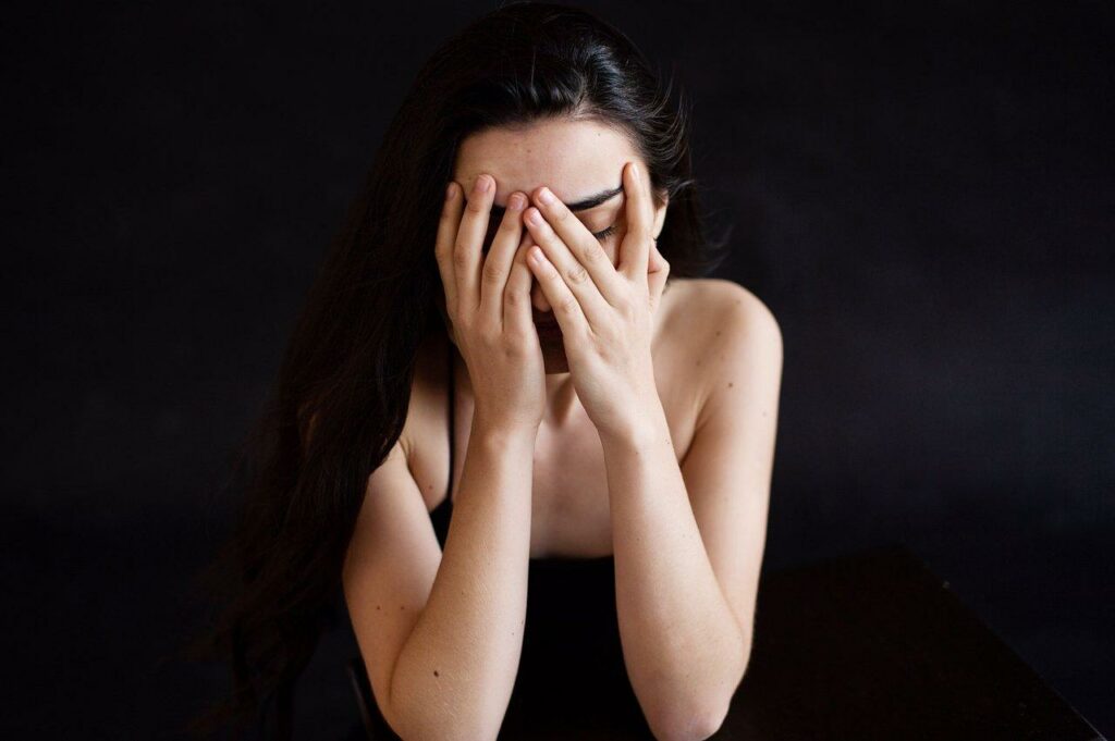 une-personne-en-detresse-illustrant-une-etape-demotional-detox-face