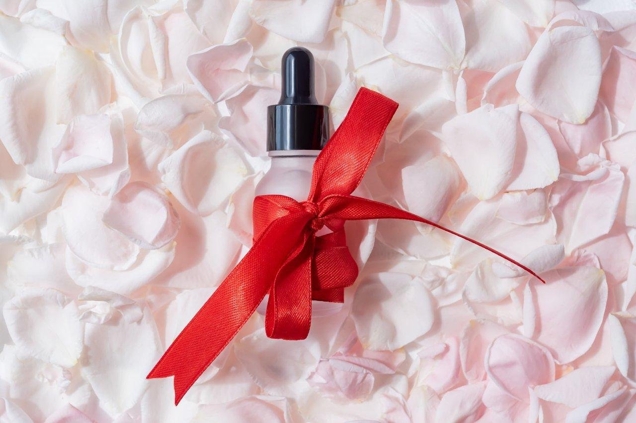 Un sérum anti-âge naturel pour une routine de soins de la peau après 40 ans.