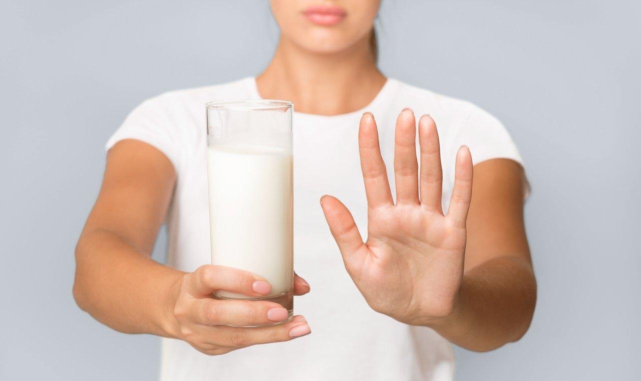 Schéma comparatif des mécanismes immunologiques et digestifs entre allergies alimentaires et intolérances.