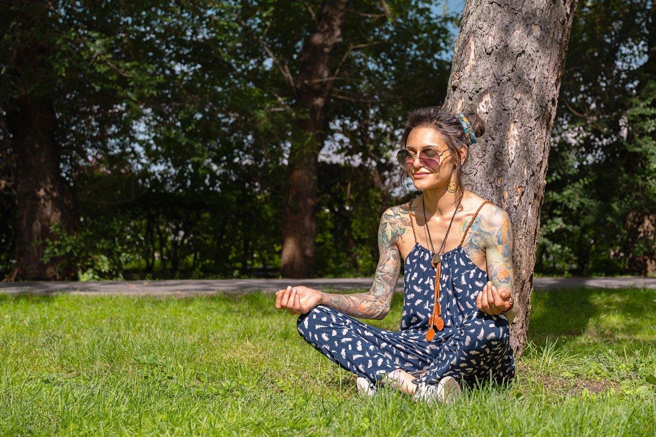 Une femme méditant en pleine nature, symbole d'équilibre émotionnel et de relaxation.
