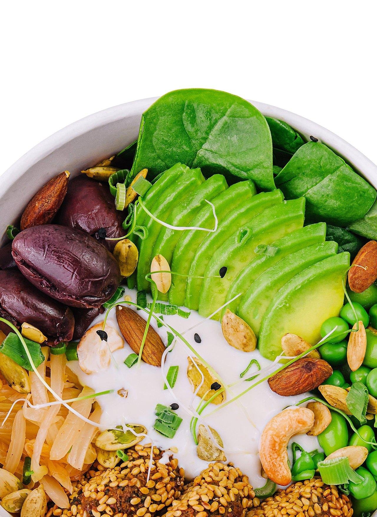 Assortiment coloré de super aliments frais dans un bol, idéal pour une alimentation saine et équilibrée.